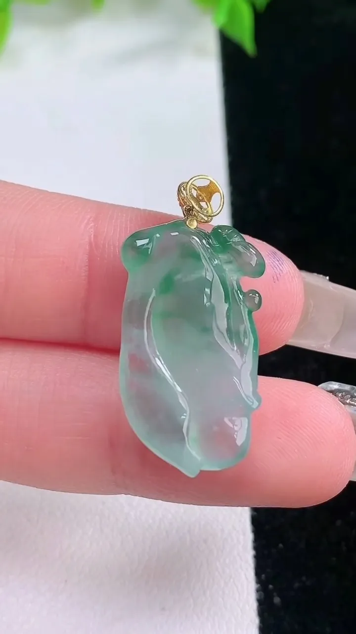 天然A货翡翠种飘花玉兰花吊坠，尺寸25-13-4.6，重量:3.49g
2月5日