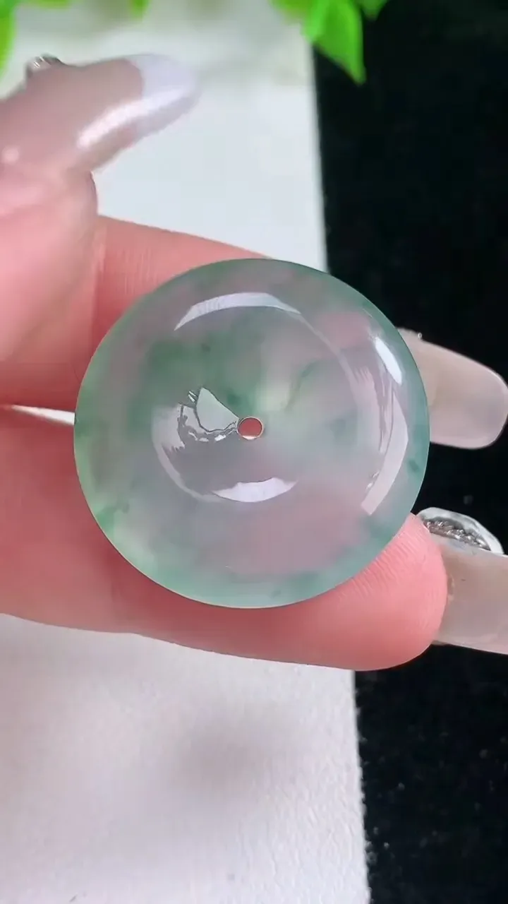 天然A货翡翠种飘花平安扣吊坠，尺寸25.6-5.2，重量:7.46g
2月5日