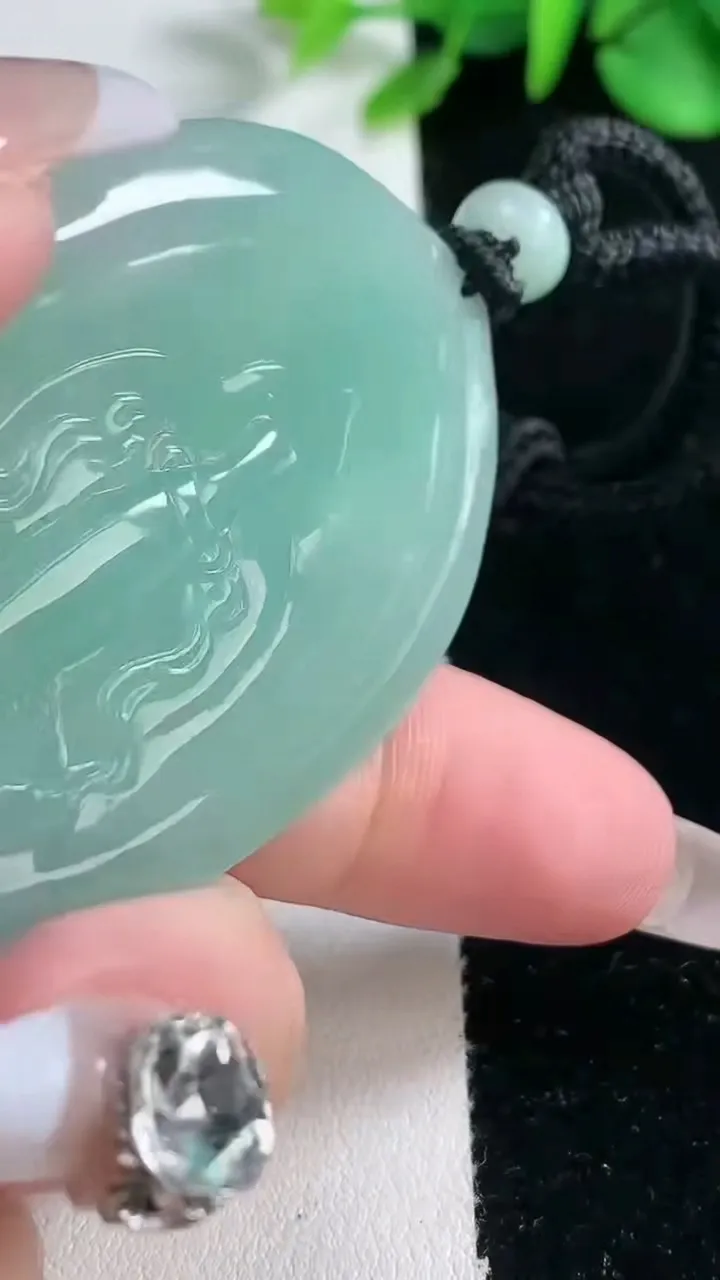 天然A货翡翠大势至菩萨吊坠，尺寸62.3-38-9，重量:36.54g
2月5日