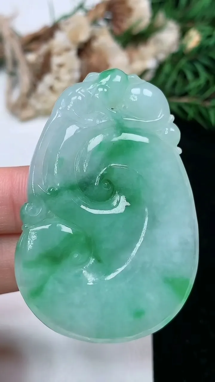 天然A货翡翠如意吊坠，尺寸52.8-35.3-8.3，重量:29.73g
2月5日