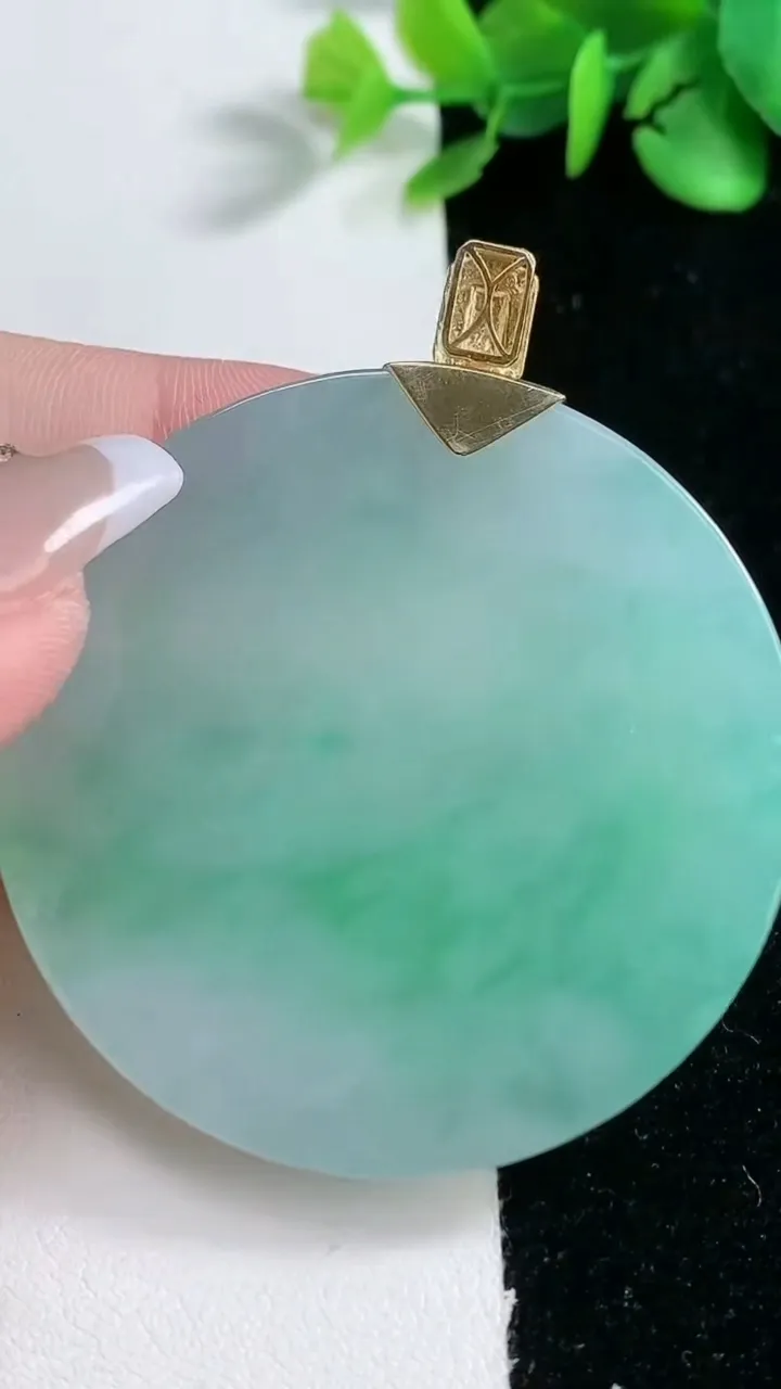 天然A货翡翠无事牌吊坠，尺寸51.5-6，重量:47.65g
2月5日