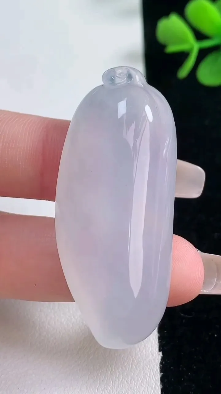 天然A货翡翠种白冰福瓜吊坠，尺寸48.5-20.7-11.5，重量:20.64g
2月5日