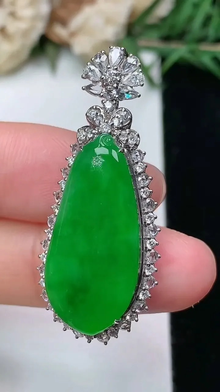 天然A货翡翠福瓜吊坠，尺寸38-16-9.8，裸石25-11.8，重量:7.28g
2月5日