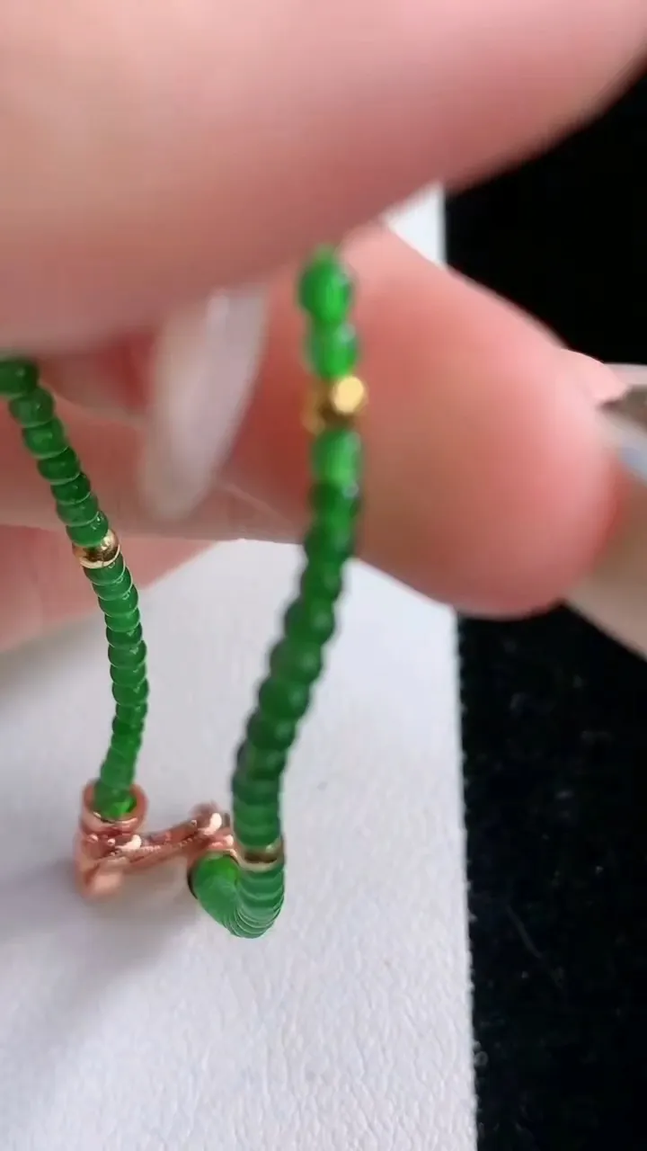 天然A货翡翠小米珠手串，尺寸2.3，重量:4.83g2月5日
工厂直销收藏佳品,种好水足，色泽均匀，有种有色，上手高大气！