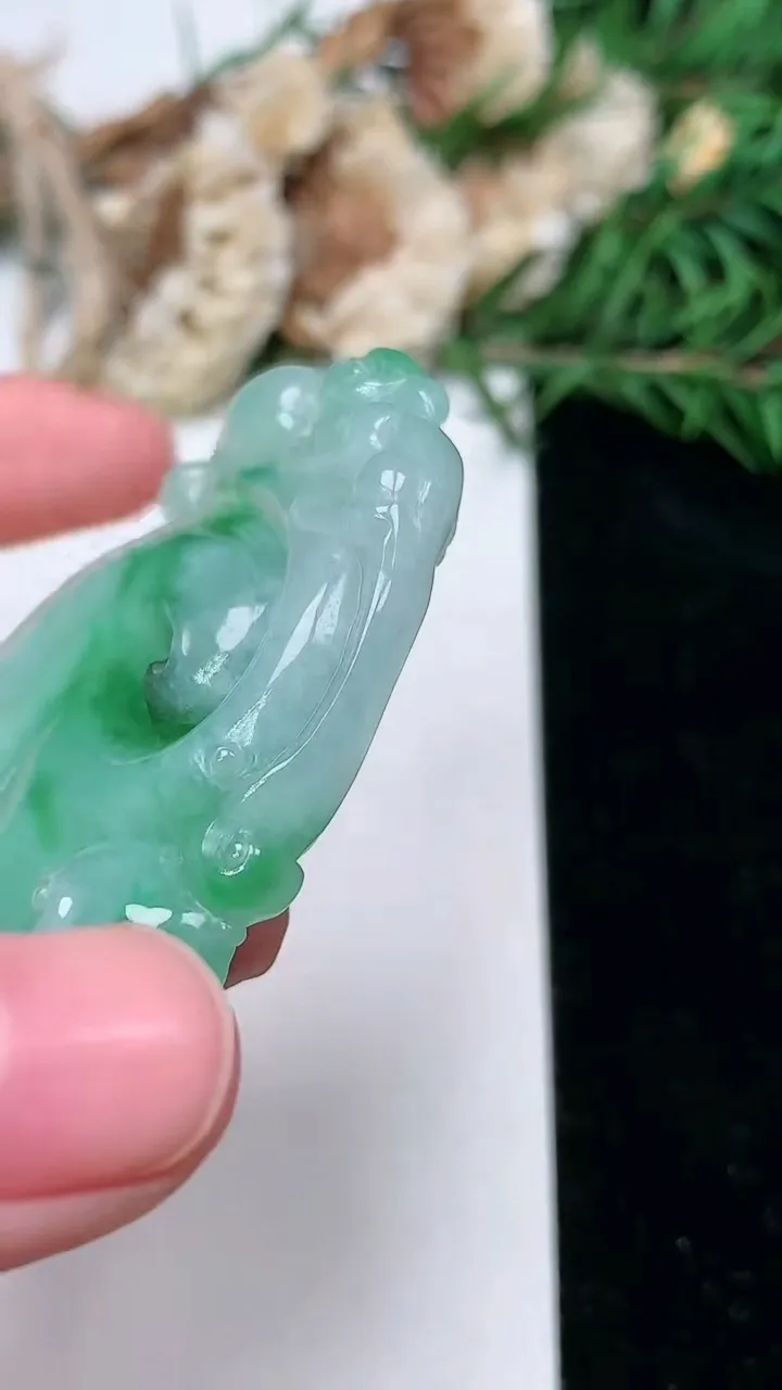 天然A货翡翠如意吊坠，尺寸52.8-35.3-8.3，重量:29.73g
2月5日