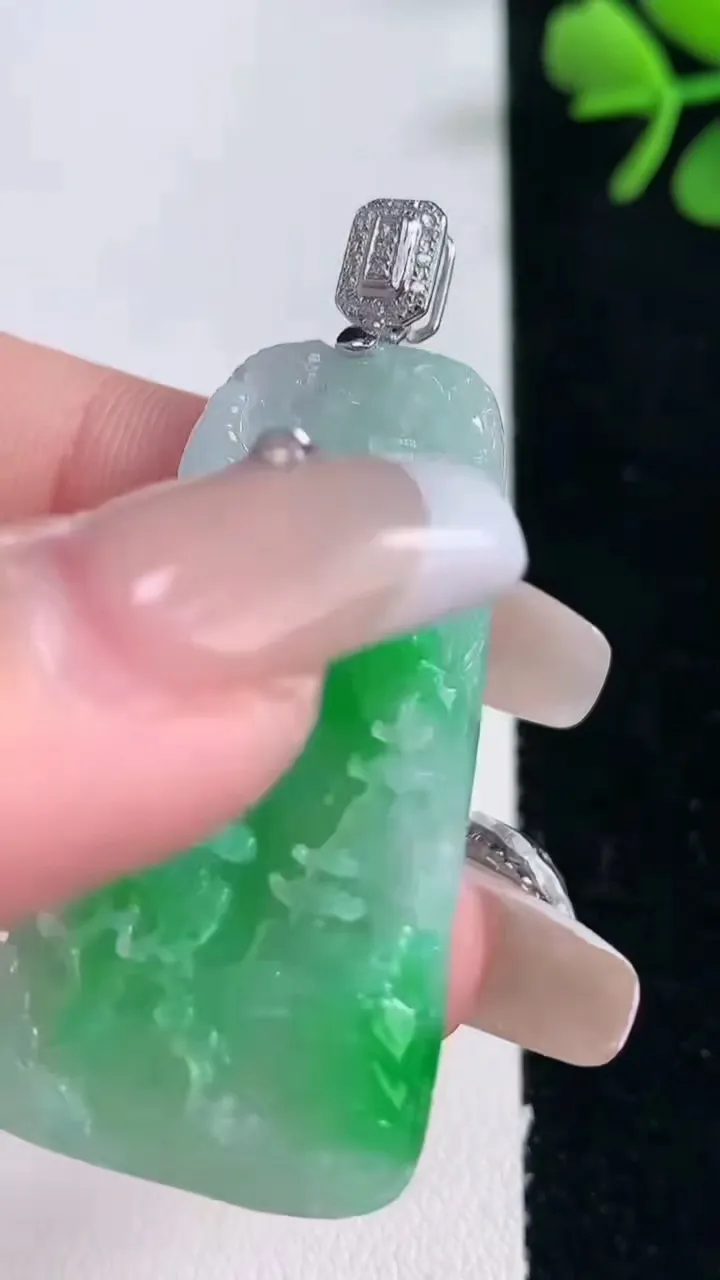 天然A货翡翠山水牌吊坠，尺寸42-23-6.2，重量:12.98g
2月5日