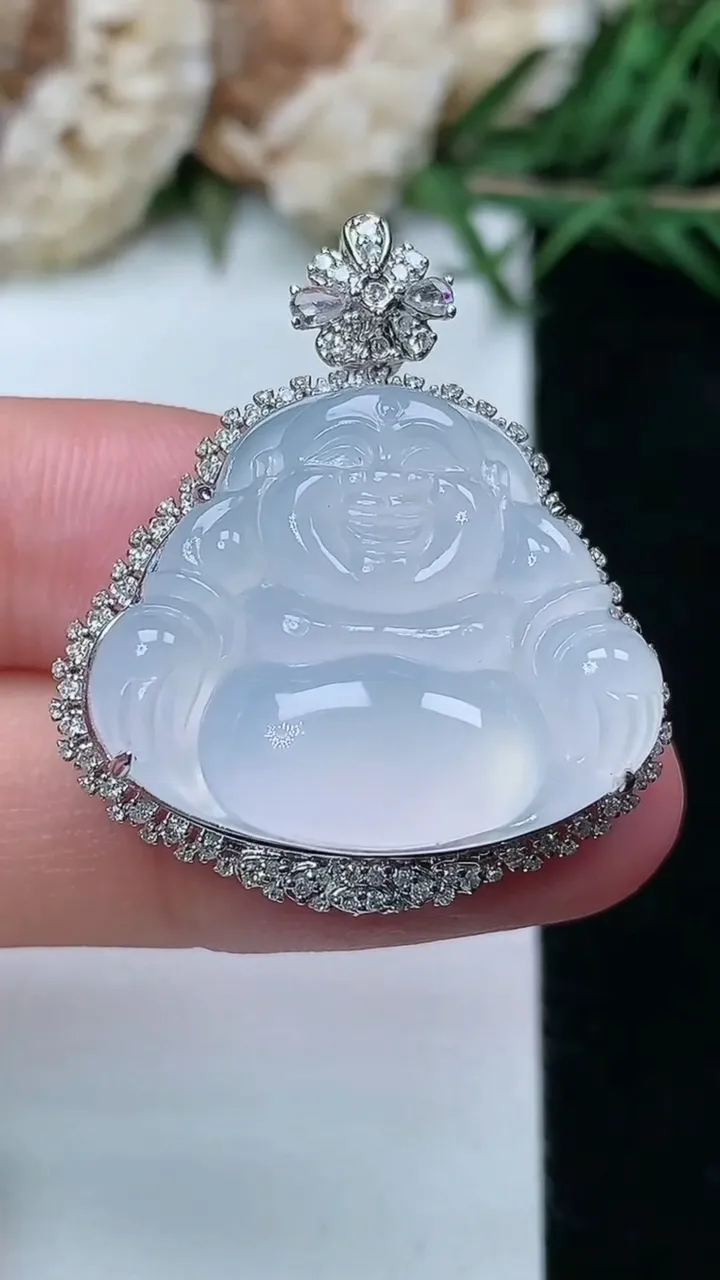 天然A货翡翠白冰佛公吊坠，尺寸31.7-27.9-10，裸石20.6-24.6，重量:7.41g
2