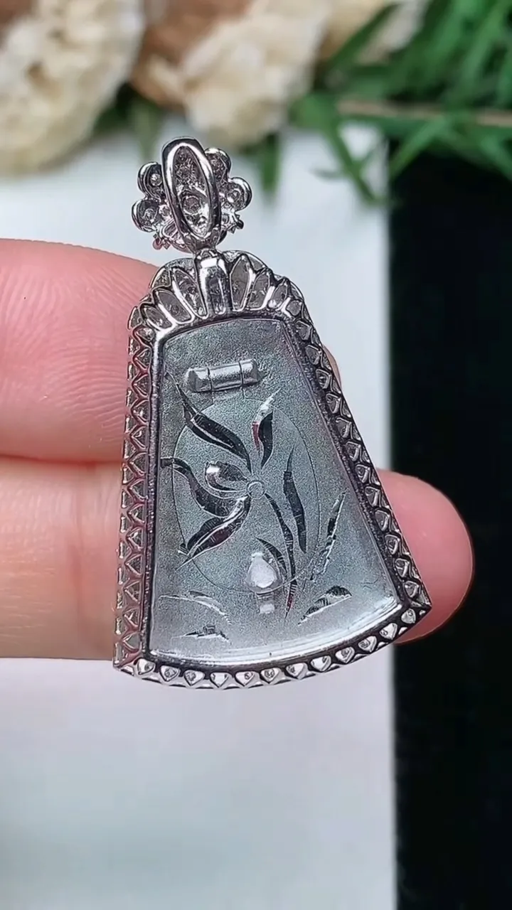 天然A货翡翠无事牌吊坠，尺寸32-18.7-8，裸石20.7-15.2，重量:6.51g
2月5日