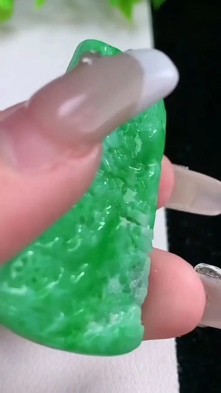 天然A货翡翠山水牌吊坠，尺寸47-27.6-5.2，重量:16.09g
2月5日