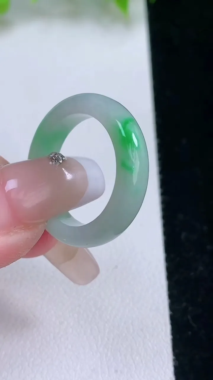 天然A货翡翠指环戒指，尺寸18.3-5.3-3.4，重量:4.00g2026年2月5日
工厂直销收藏佳品,种好水足，色泽均匀，有种有色，上手高大气！