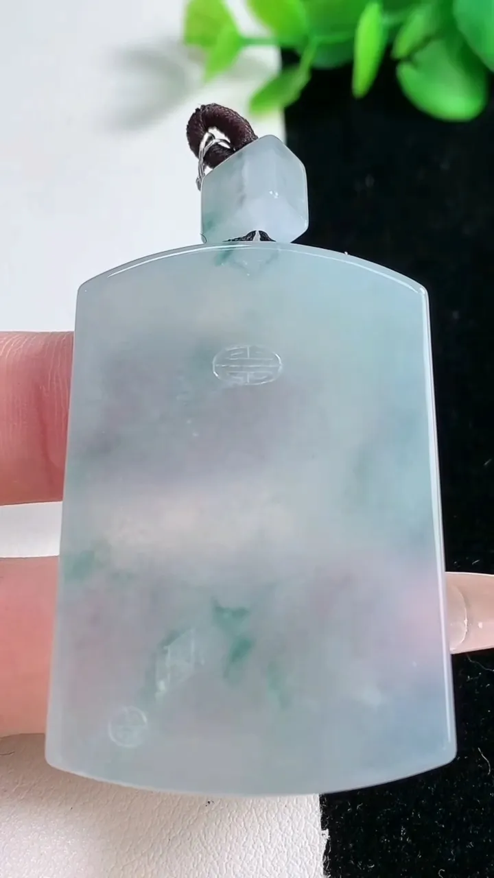 天然A货翡翠种飘花无事牌吊坠，尺寸46.8-33.8-5.7，重量:29.23g
2月5日