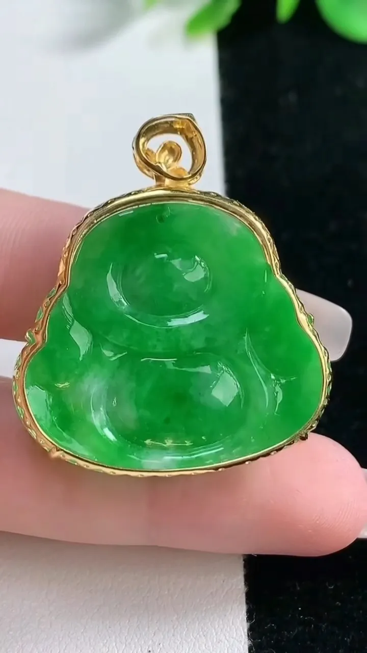 天然A货翡翠佛公吊坠，尺寸36.2-27.8-32.4-9.2，重量:10.00g
2月5日