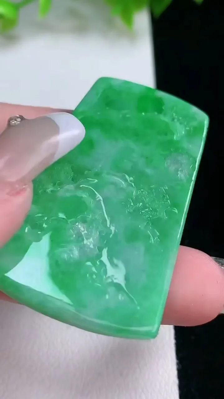 天然A货翡翠山水牌吊坠，尺寸48-31.2-5.5，重量:20.49g
2月5日