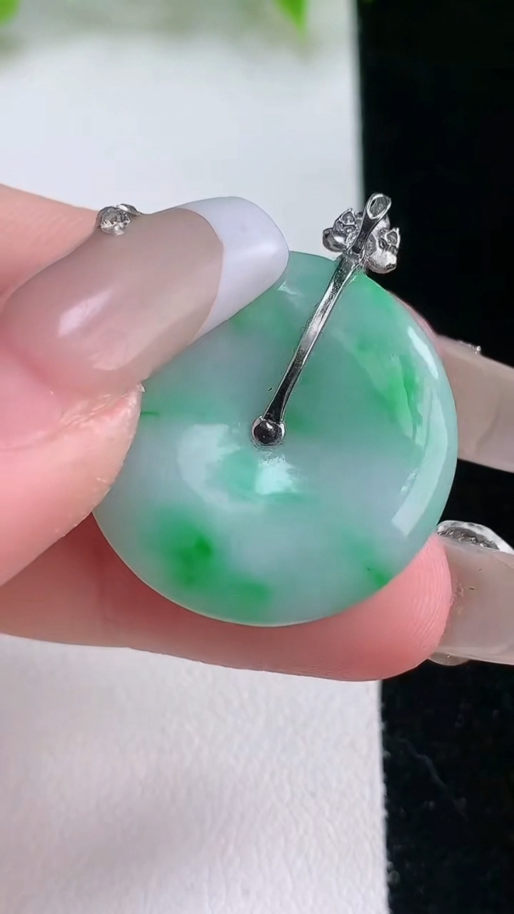 天然A货翡翠平安扣吊坠，尺寸25-4，重量:6.66g
2月5日