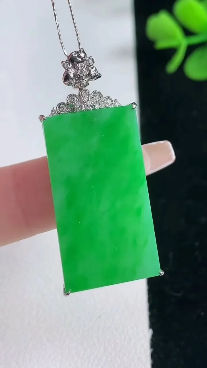 天然A货翡翠无事牌吊坠，尺寸38.7-28.8-15.6-6.3，重量:5.55g
2月5日