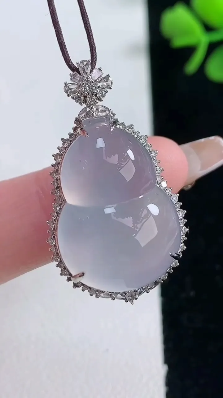 天然A货翡翠种白冰葫芦吊坠，尺寸32.6-18.8-11.6，裸石23.2-16.4重量:6.99g
2月5日