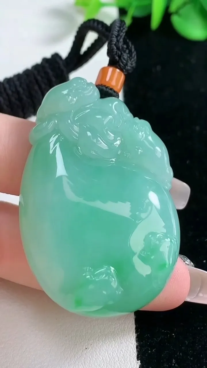 天然A货翡翠福袋吊坠，尺寸50-32.6-12.4，重量:45.18g
2月5日