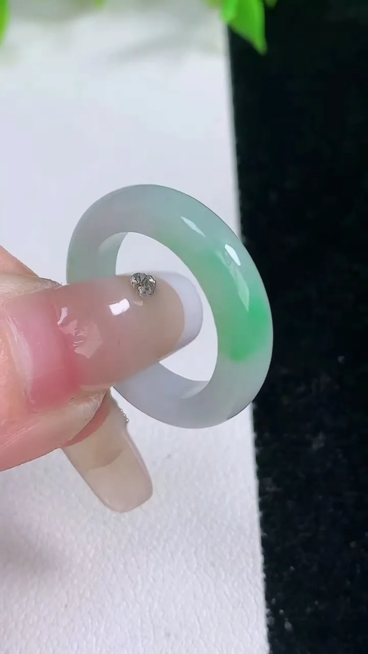 天然A货翡翠指环戒指，尺寸17.3-4.6-3.3，重量:3.87g2026年2月5日
工厂直销收藏佳品,种好水足，色泽均匀，有种有色，上手高大气！