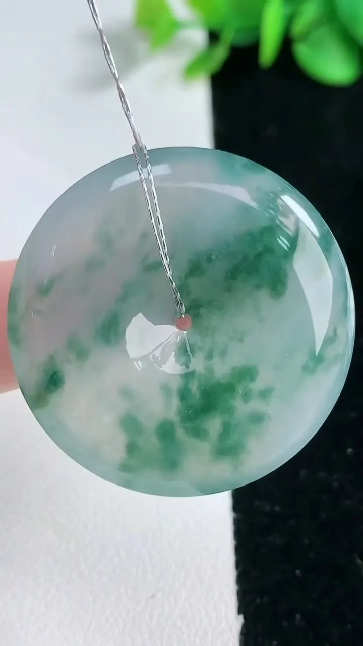 天然A货翡翠种飘花平安扣吊坠，尺寸36-6.4，重量:16.40g
2月5日