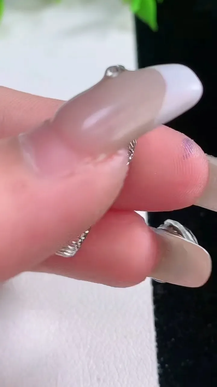 天然A货翡翠金枝玉叶 叶子吊坠，尺寸28.3-12.2-6.6，裸石15.8-9重量:3.07g
2月5日