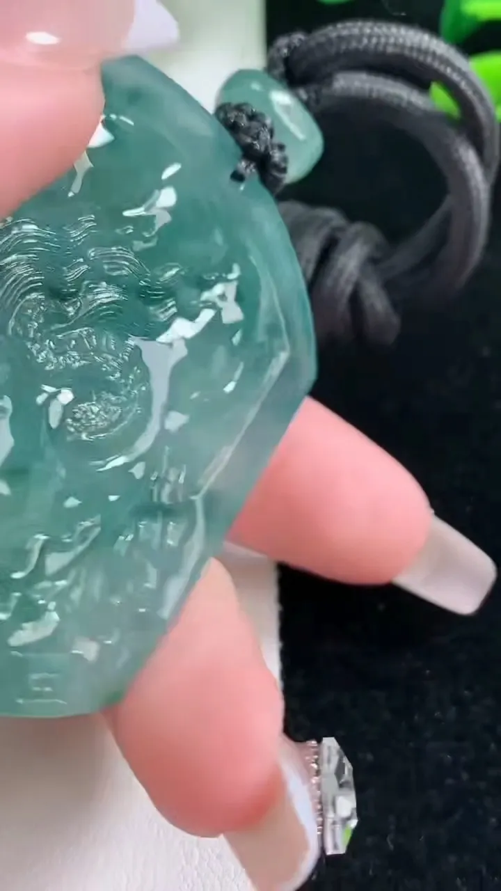 天然A货翡翠种飘花龙牌吊坠，尺寸52.6-42.1-11.6，重量:48.49g
2月5日