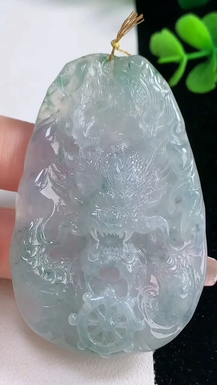 天然A货翡翠种飘花龙牌吊坠，尺寸65.3-40.8-8.7，重量:35.52g
2月5日