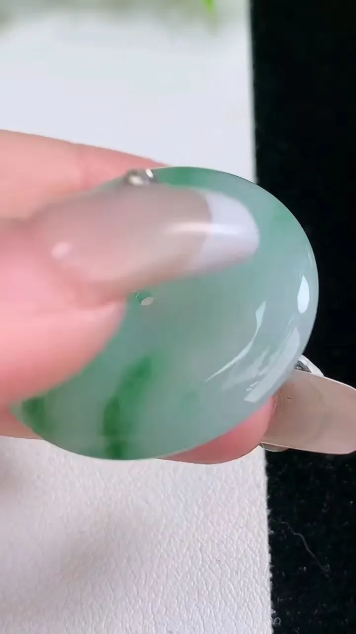 天然A货翡翠平安扣吊坠，尺寸33.5-5.8，重量:14.03g
2月5日