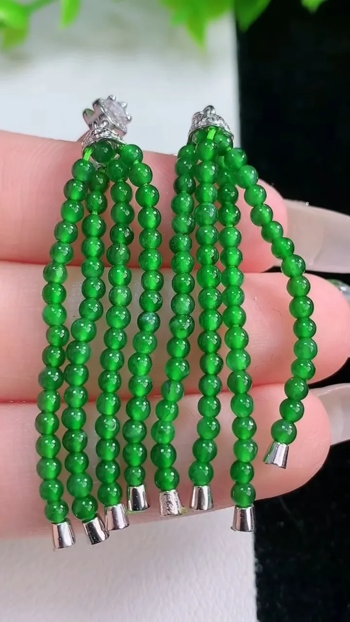 天然A货翡翠小米珠耳坠，尺寸2.3，重量:7.17g2月5日
工厂直销收藏佳品,种好水足，色泽均匀，有种有色，上手高大气！