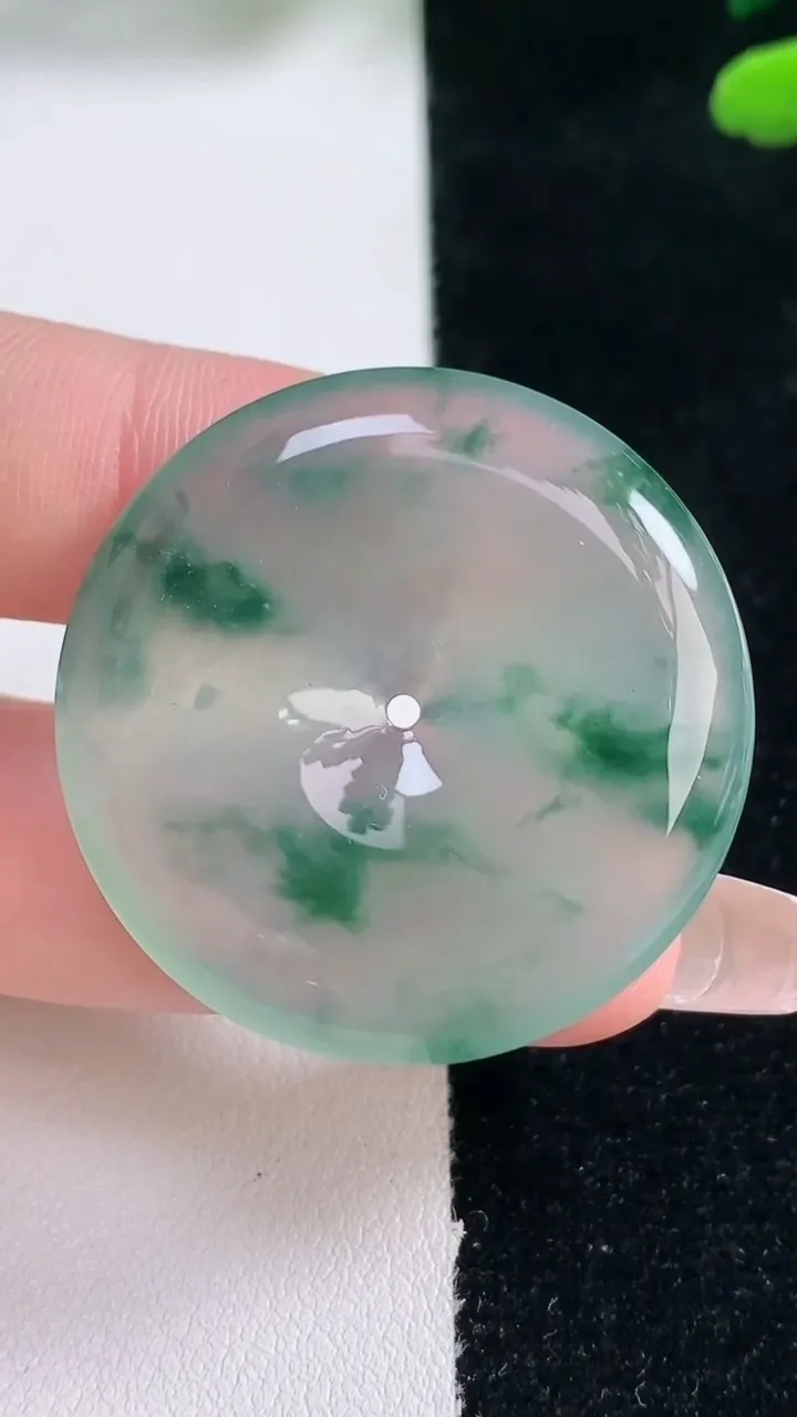 天然A货翡翠种飘花平安扣吊坠，尺寸34.3-5.5，重量:13.15g
2月5日