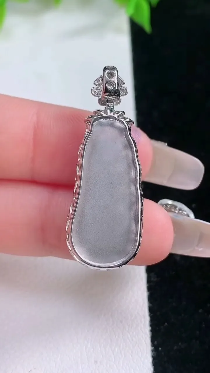 天然A货翡翠福瓜吊坠，尺寸35.3-13.2-6.6，裸石24.5-11重量:4.34g
2月5日