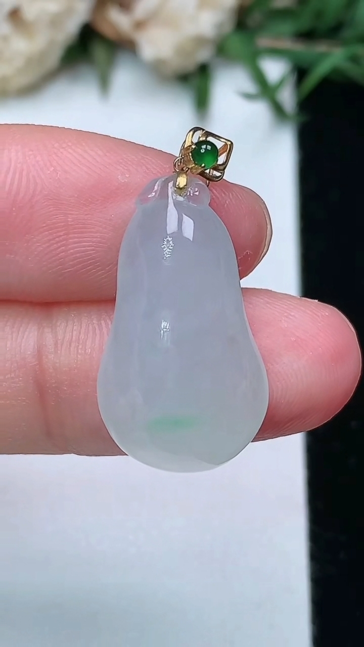 天然A货翡翠福瓜吊坠，尺寸22-12.8-6.8，重量:3.29g
2月5日