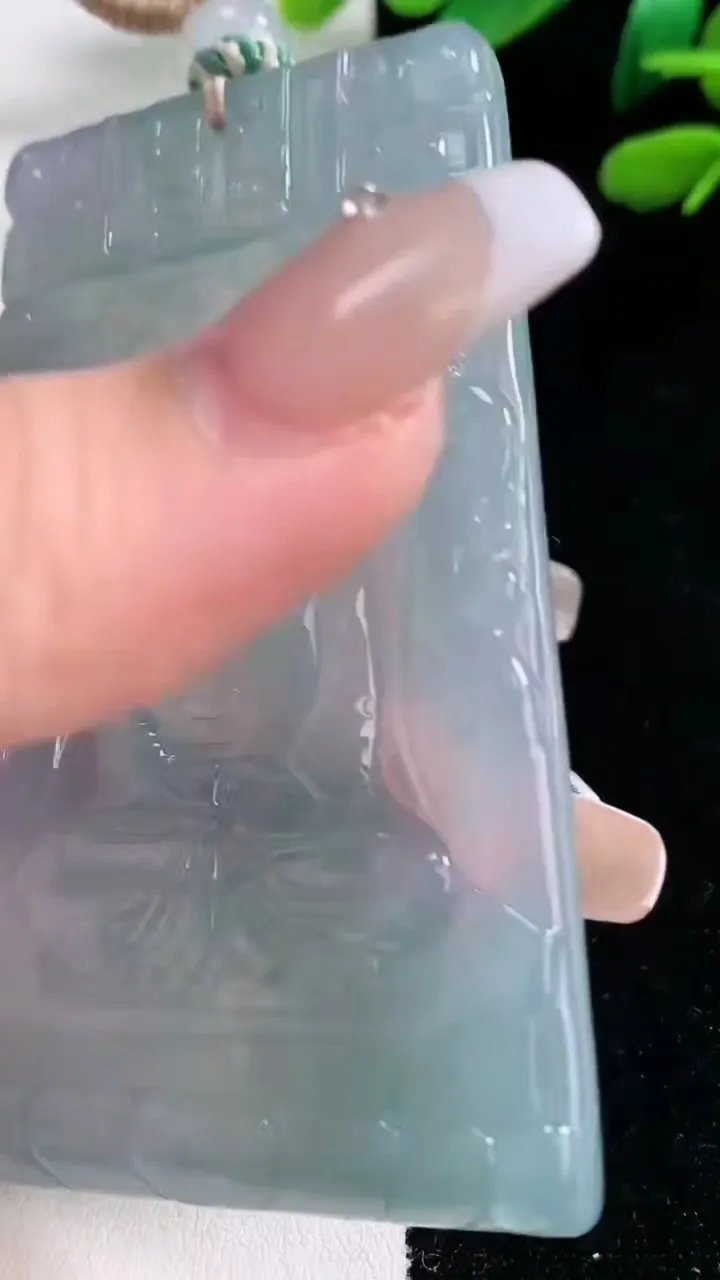 天然A货翡翠种紫罗兰大日如来吊坠，尺寸72-45.4-5.2，重量:50.89g
2月5日