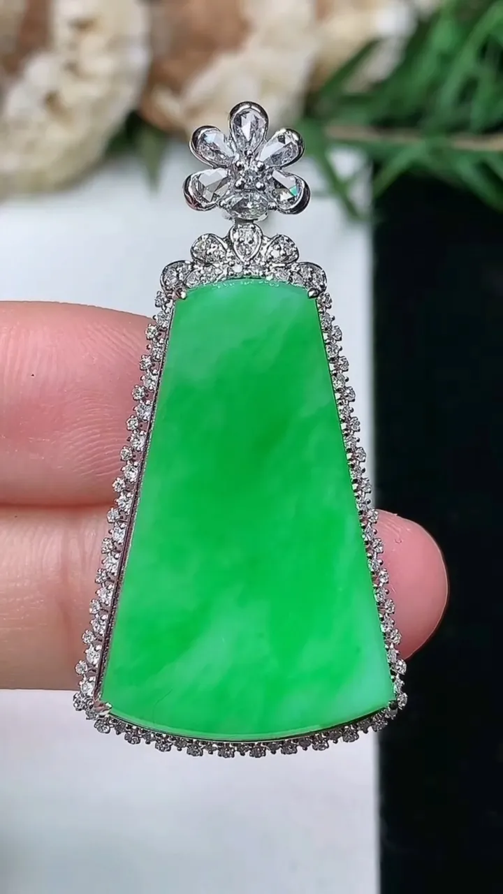 天然A货翡翠无事牌吊坠，尺寸40.3-20.6-7，裸石27-17，重量:4.67g
2月5日