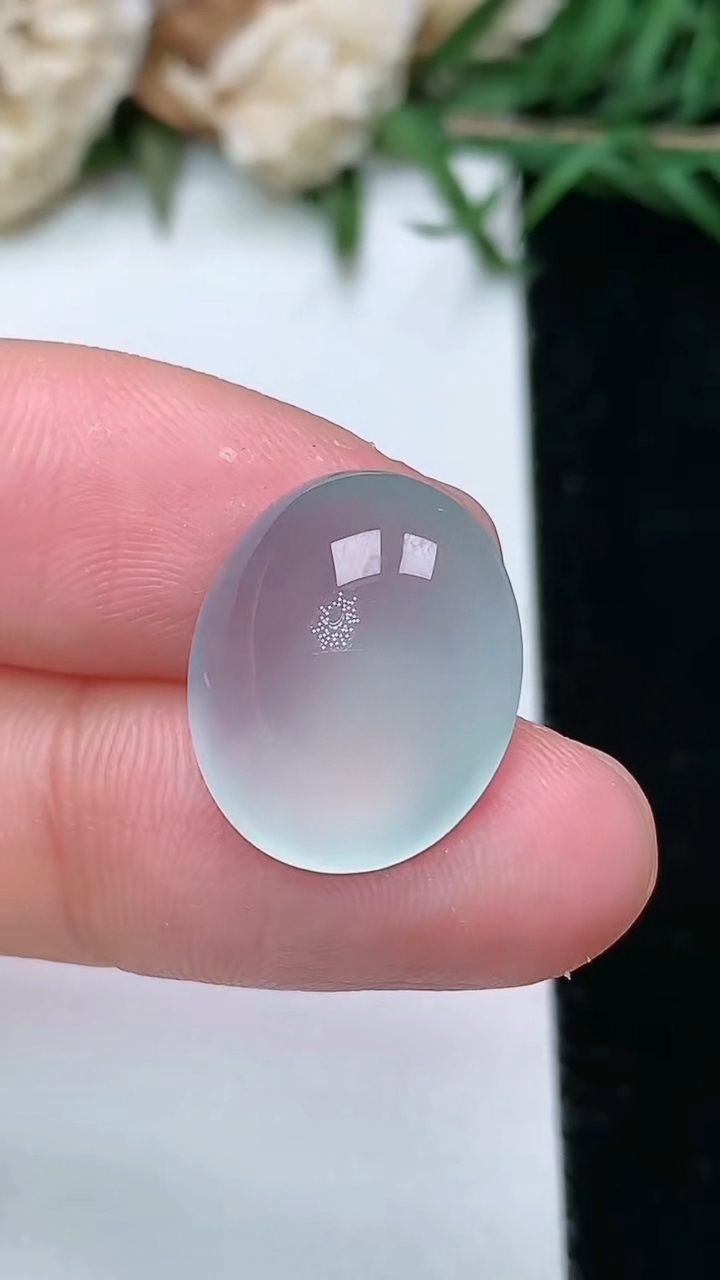 天然A货翡翠白冰蛋面镶嵌件，尺寸15.9-13.5-7，重量:2.49g
2月5日