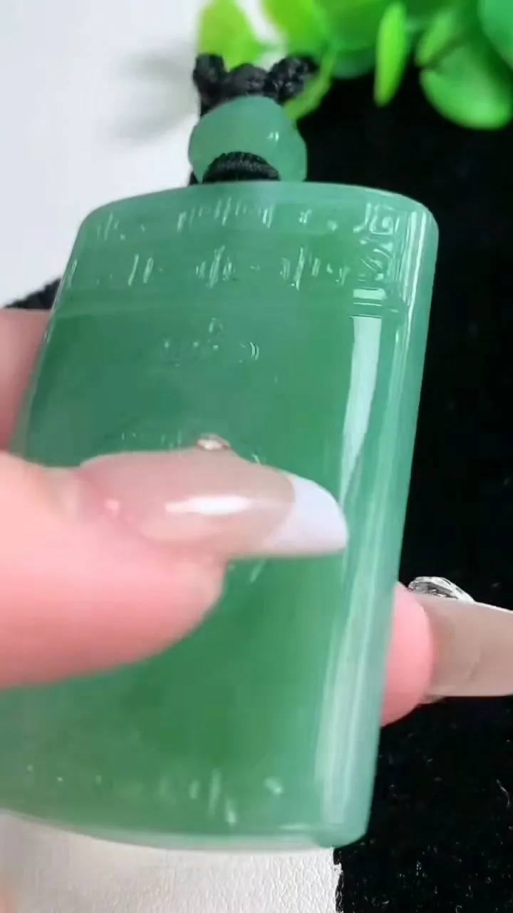 天然A货翡翠仿古无事牌吊坠，尺寸56.2-37.4-6.5，重量:43.52g
2月5日