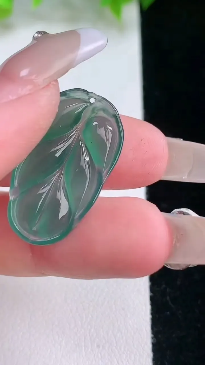 天然A货翡翠蓝水金枝玉叶 叶子吊坠，尺寸27-15.8-3.2，重量:2.74g
2月5日