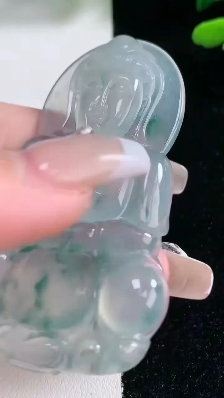 天然A货翡翠种飘花观音菩萨吊坠，尺寸66.4-40.8-5.7，重量:26.63g
2月5日