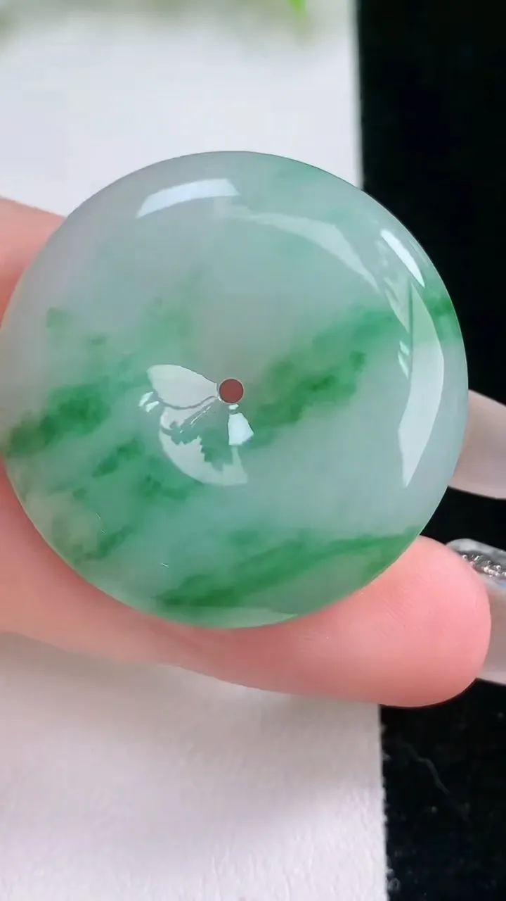 天然A货翡翠平安扣吊坠，尺寸33.5-5.8，重量:14.03g
2月5日