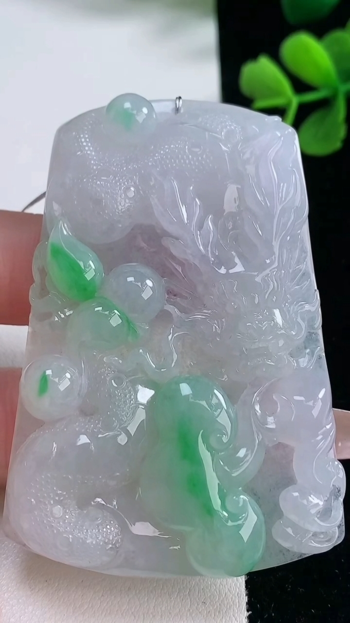 天然A货翡翠龙牌吊坠，尺寸65.2-44-7.3，重量:42.57g
2月5日