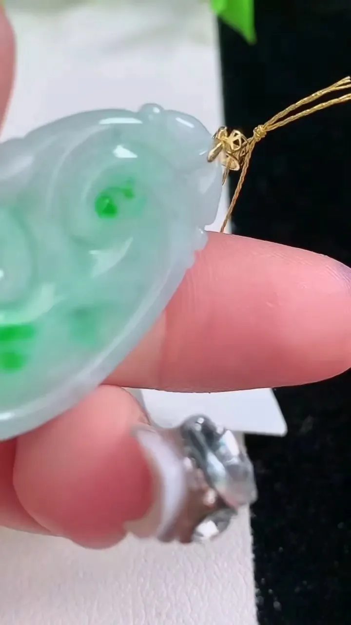 天然A货翡翠如意吊坠，尺寸33.7-21-4.8，重量:8.51g
2月5日