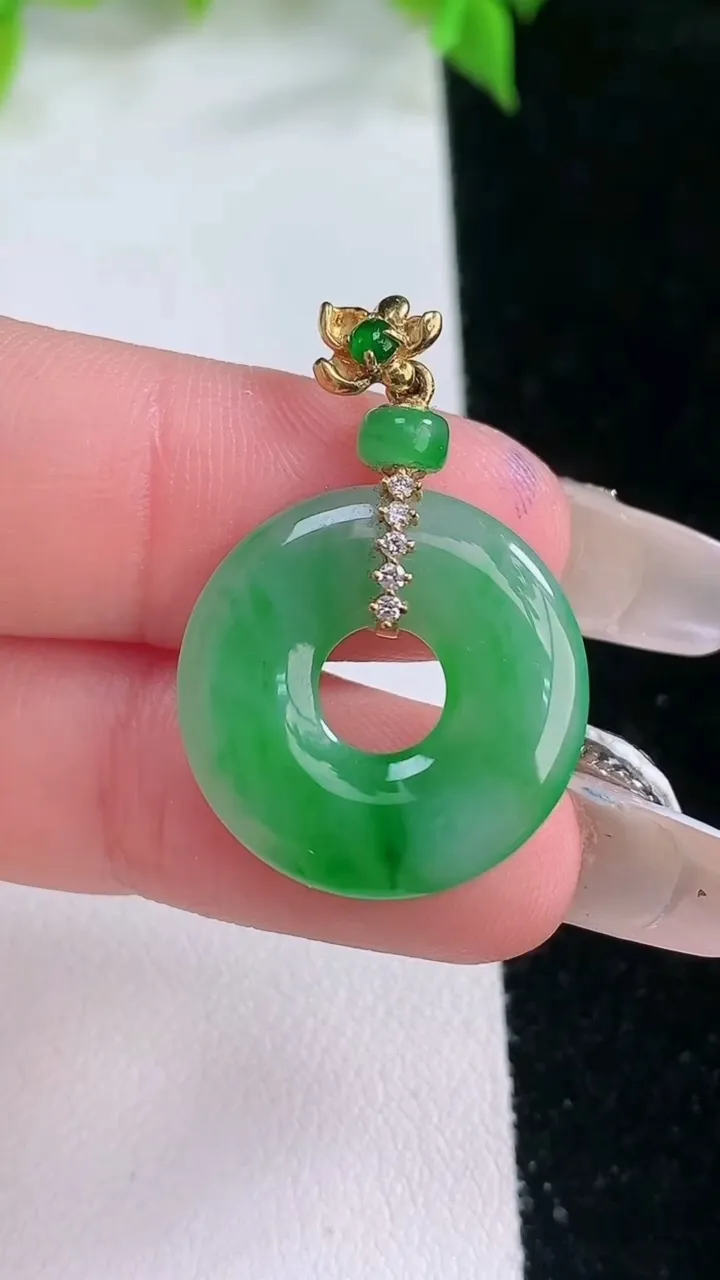 天然A货翡翠平安扣吊坠，尺寸19.7-2.7，重量:2.82g
2月5日