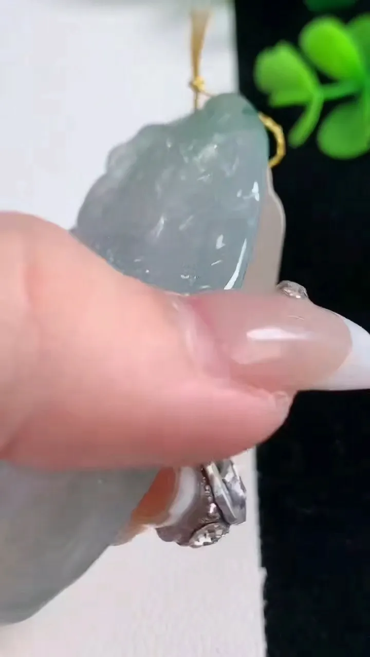 天然A货翡翠种飘花龙牌吊坠，尺寸65.3-40.8-8.7，重量:35.52g
2月5日