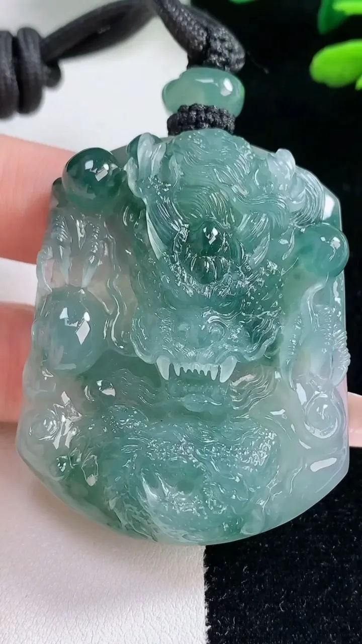 天然A货翡翠种飘花龙牌吊坠，尺寸52.6-42.1-11.6，重量:48.49g
2月5日