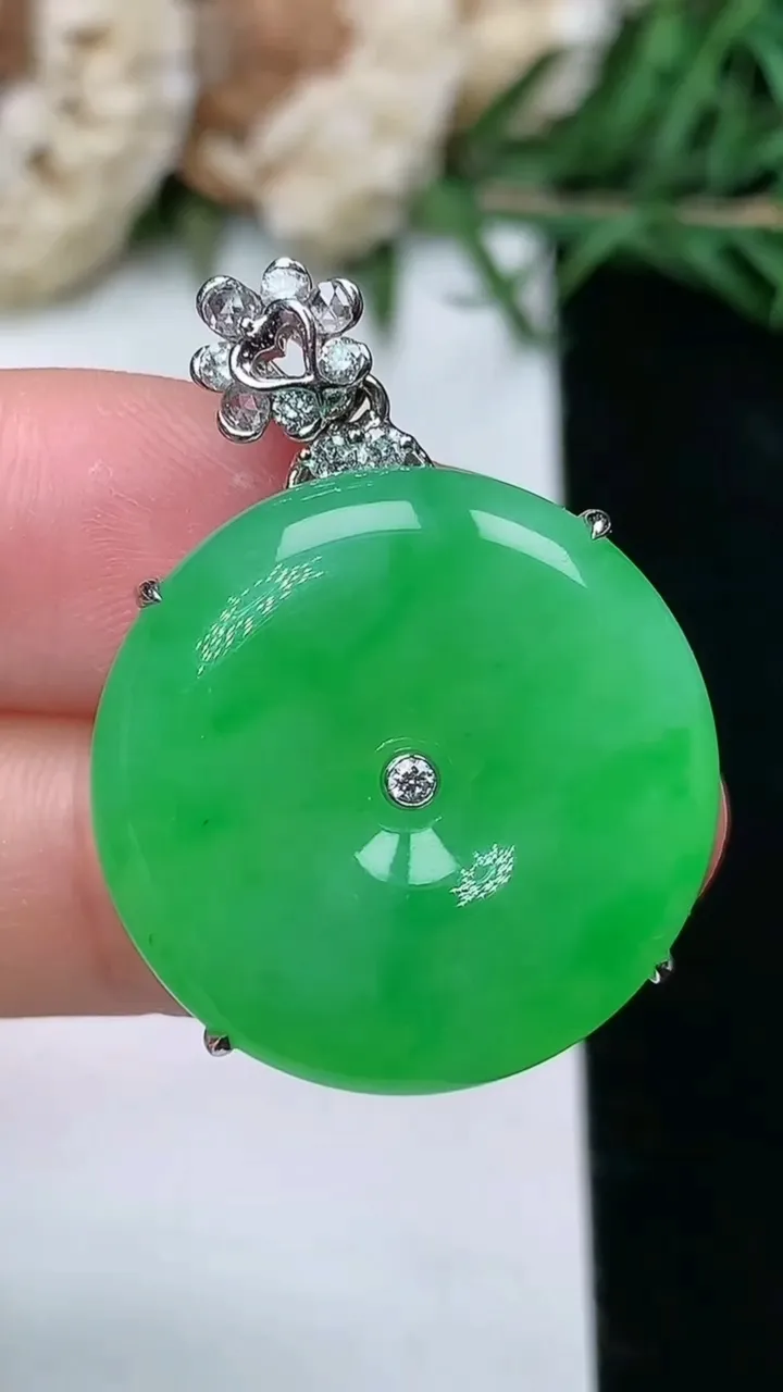 天然A货翡翠平安扣吊坠，尺寸22.9-7.5，重量:11.00g
2月5日