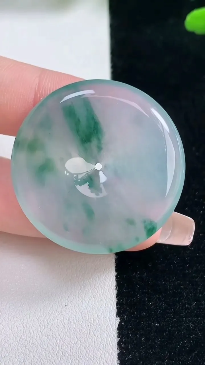 天然A货翡翠种飘花平安扣吊坠，尺寸35.6-5.6，重量:15.49g
2月5日