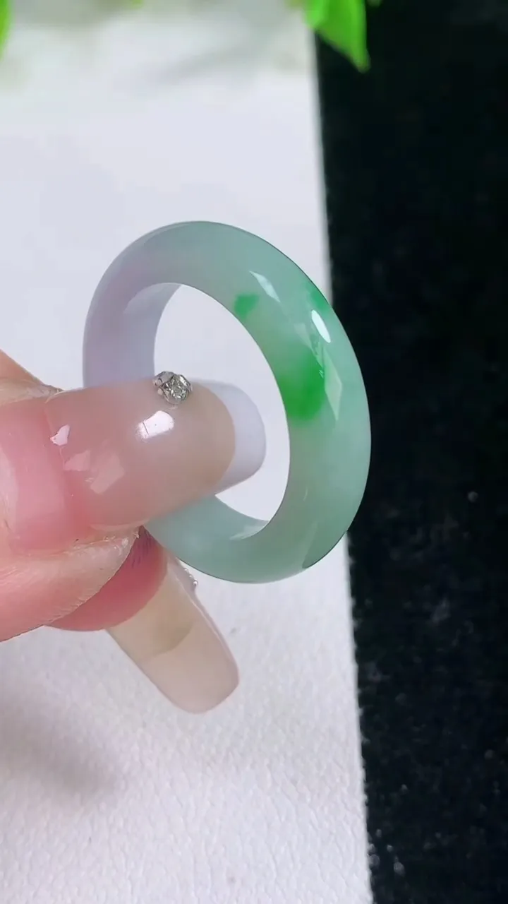 天然A货翡翠指环戒指，尺寸18.7-5.2-3.3，重量:4.42g2026年2月5日
工厂直销收藏佳品,种好水足，色泽均匀，有种有色，上手高大气！