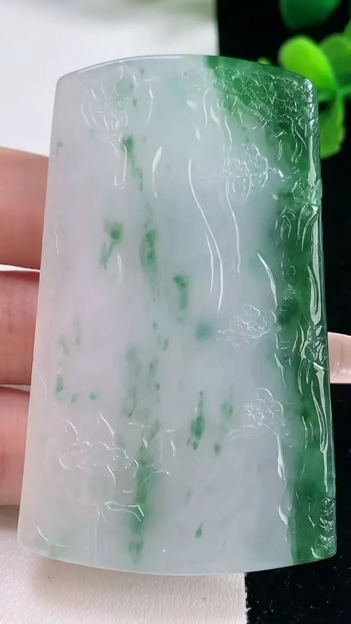 天然A货翡翠虚空藏菩萨吊坠，尺寸68.2-40.9-6.5，重量:46.30g
2月5日