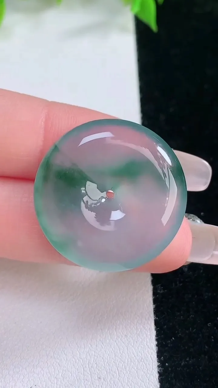 天然A货翡翠种飘花平安扣吊坠，尺寸26.5-5.6，重量:9.70g
2月5日