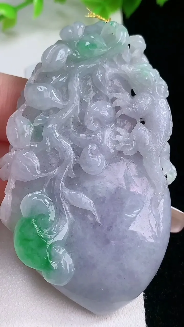 天然A货翡翠春带彩紫罗兰福瓜吊坠，尺寸72.2-42-8.7，重量:52.81g
2月5日