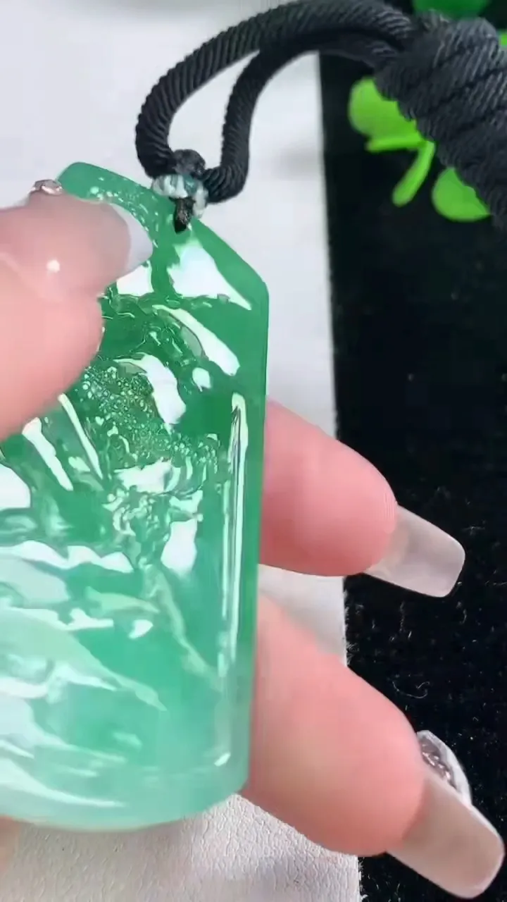 天然A货翡翠山水牌吊坠，尺寸59.5-40.2-5.6，重量:32.48g
2月5日